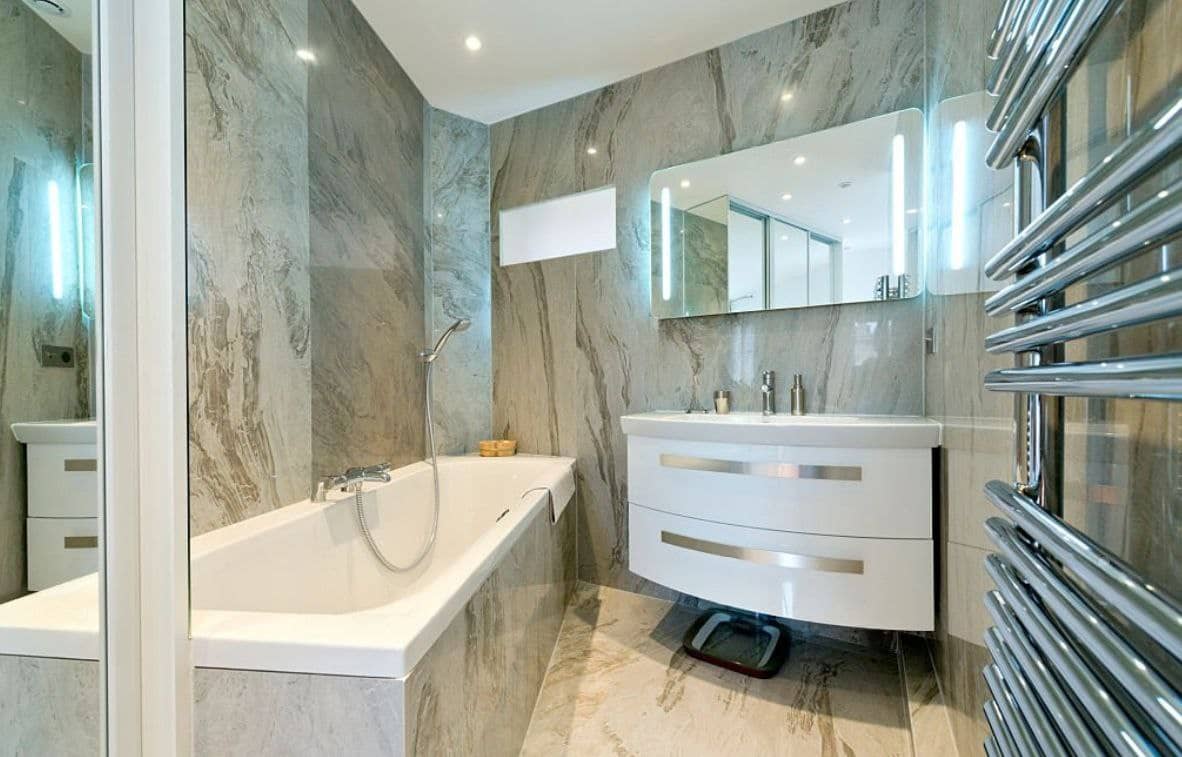 Antes y después de la reforma completa de un baño en Parla, Madrid.